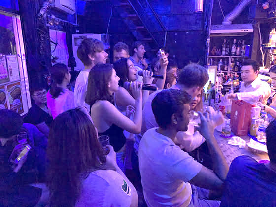 Guests singing together at Woodball